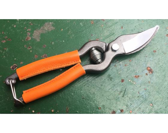 https://www.sabatier-k.com/cache/images/product/6d1696bee7835dd96f75f90fc20b01bf-secateur-locau-orange-30269-1_10213.jpg