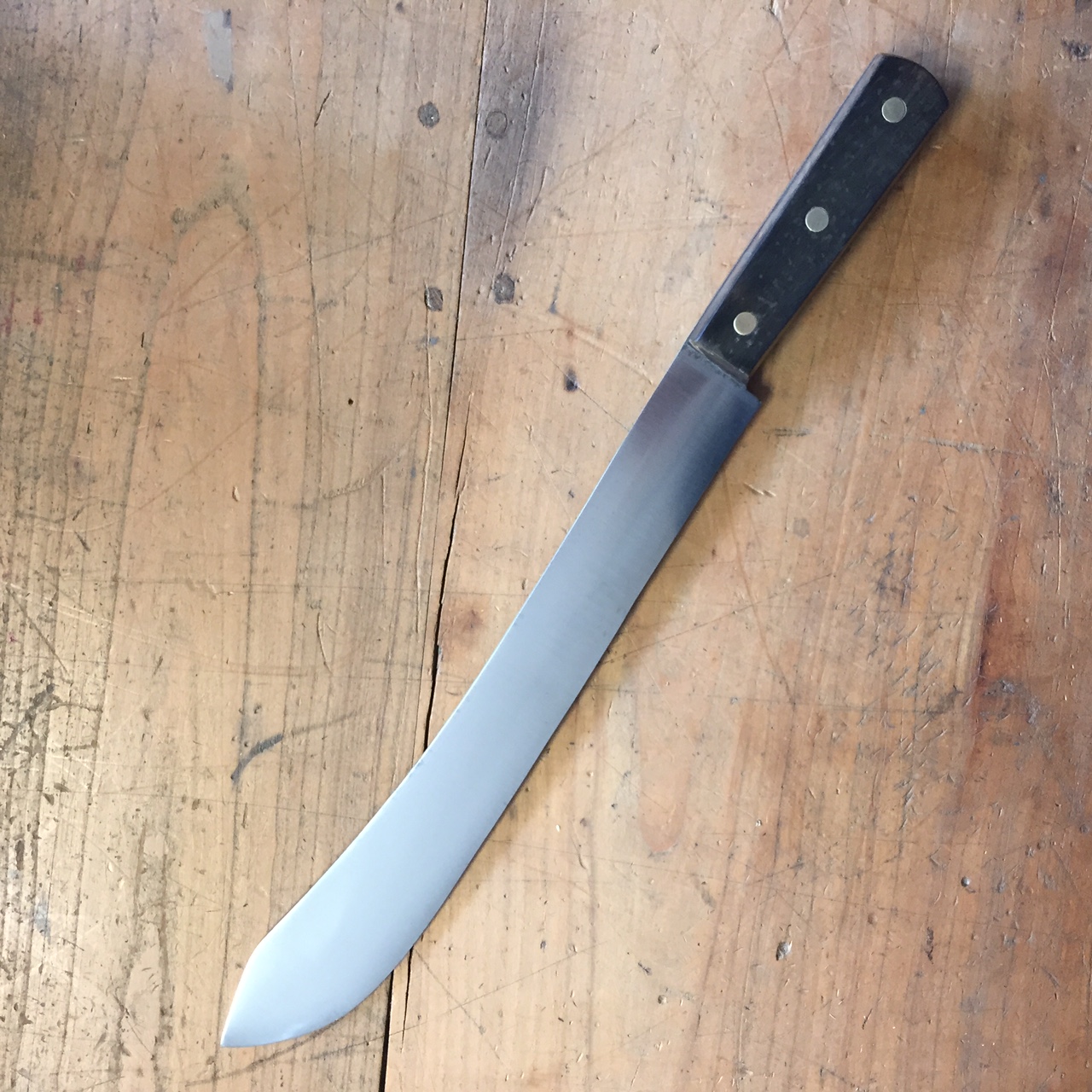 Couteau Boucher 30 cm à dents - inox - Manche en Plastique Noir